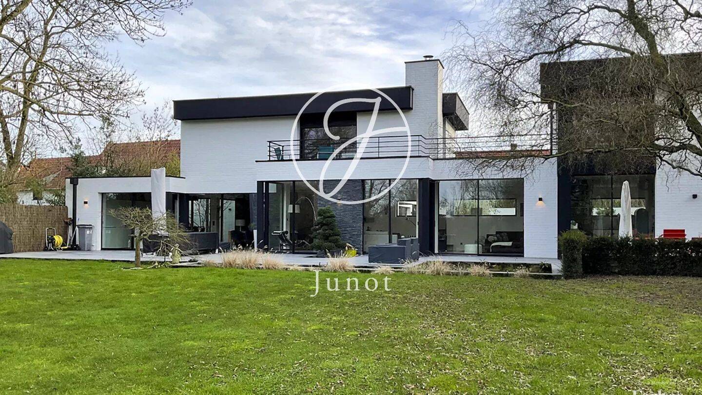 Maison 9 pièces 252 m² · à Genech · 251,8 m² · 1 150 000 €
