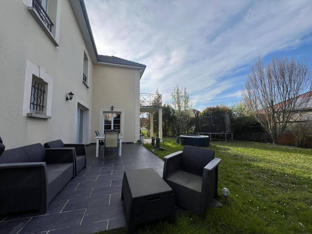 Maison 9 pièces 230 m² · à Saint-André-les-Vergers · 230 m² · 420 000 €