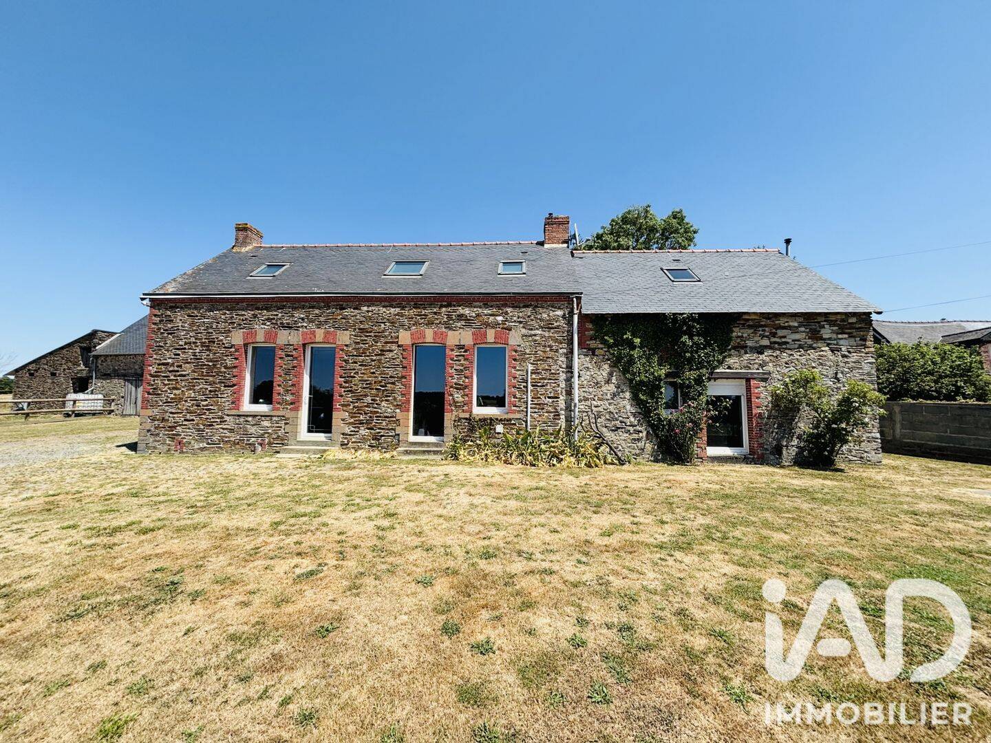 Maison 5 pièces 160 m² · à Saint-Aubin-des-Châteaux · 160 m² · 230 000 €