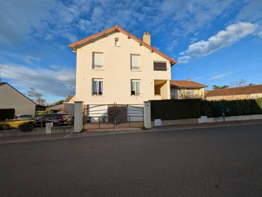 Immeuble à vendre 142 000 € 175 m² Saint-Victor 03410