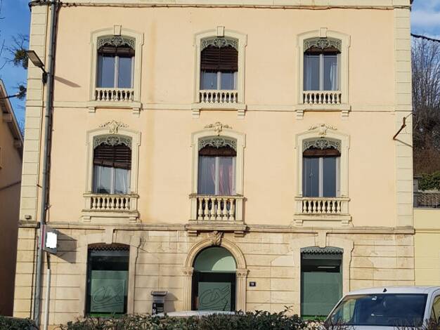 Triplex à vendre 430 000 € 12 pièces 7 chambres 274 m² Étage 1/3 Est Trévoux 01600