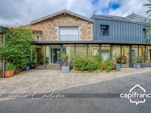 Maison à vendre 577 500 € 20 pièces 7 chambres 417 m² 587 m² de terrain Sèvremont 85700