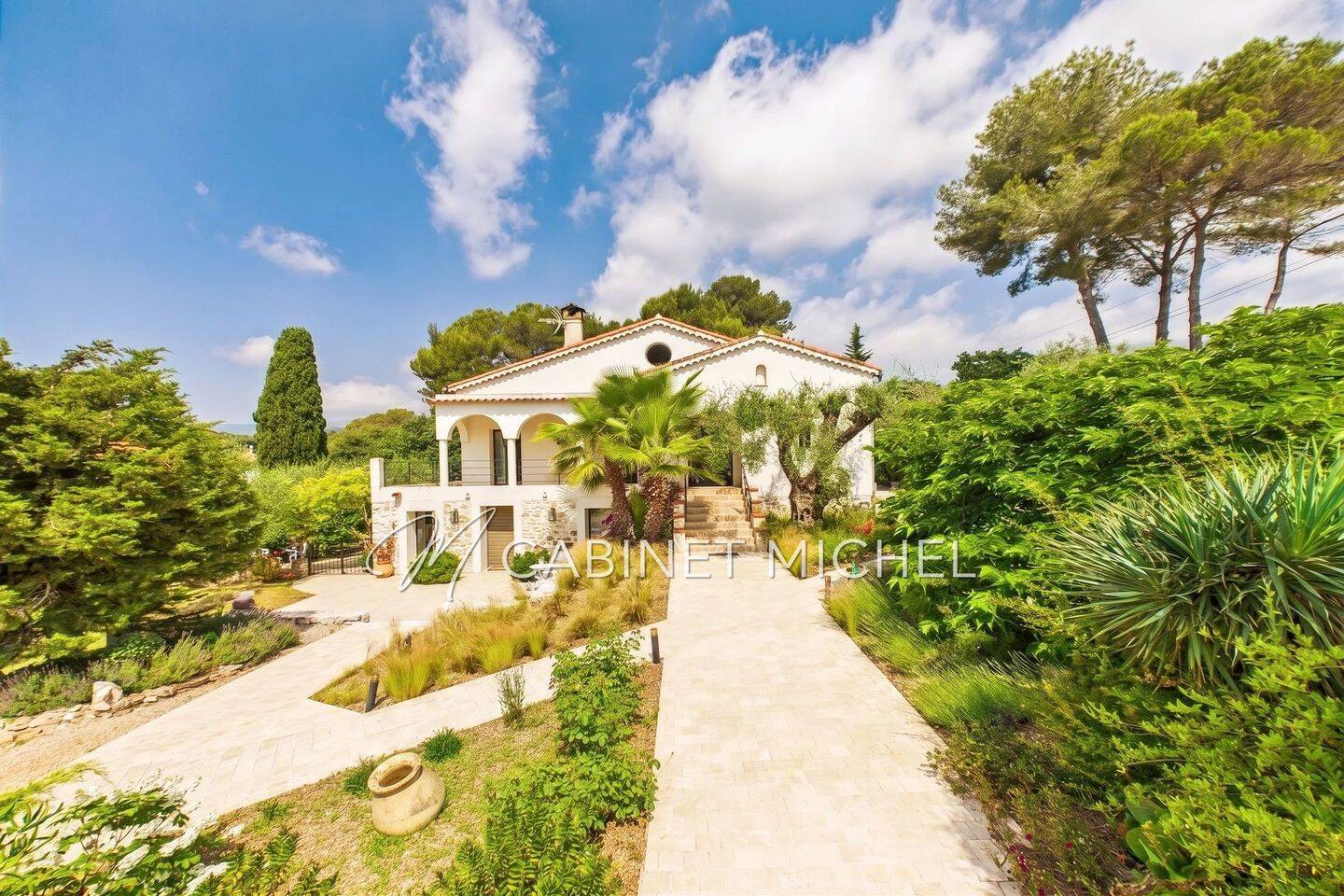Maison 17 pièces 439 m² · à Roquefort-les-Pins · 438,7 m² · 2 490 000 €