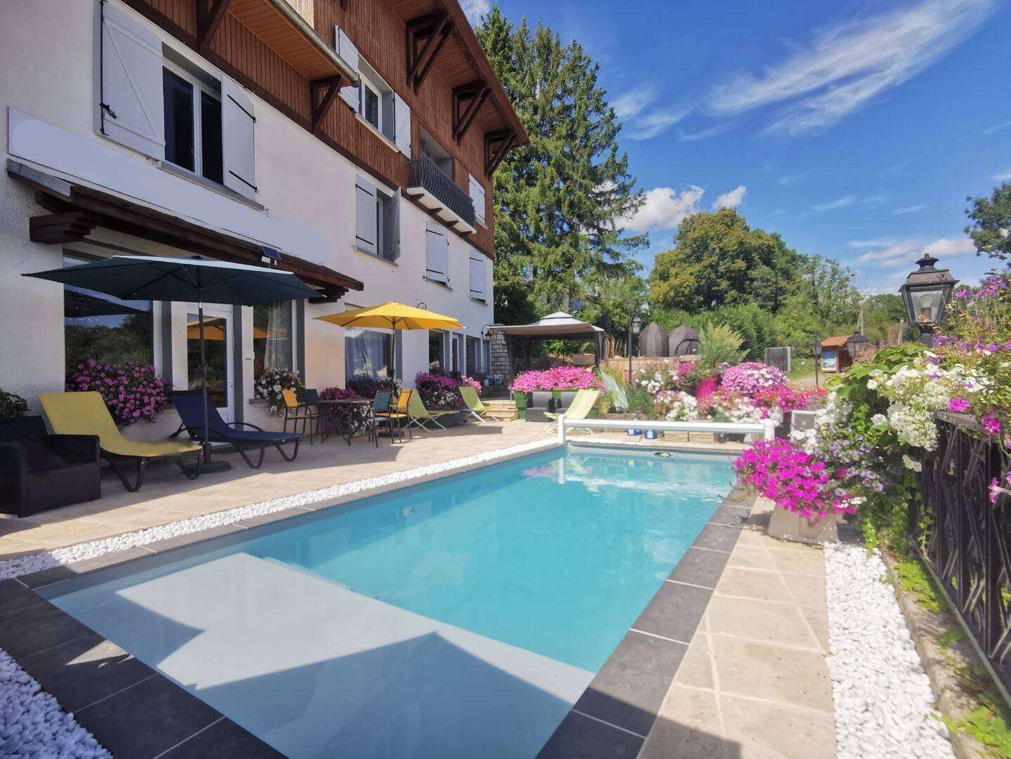 Grande maison environ 660 m² habitables VALROMEY-SUR-SERAN 01260