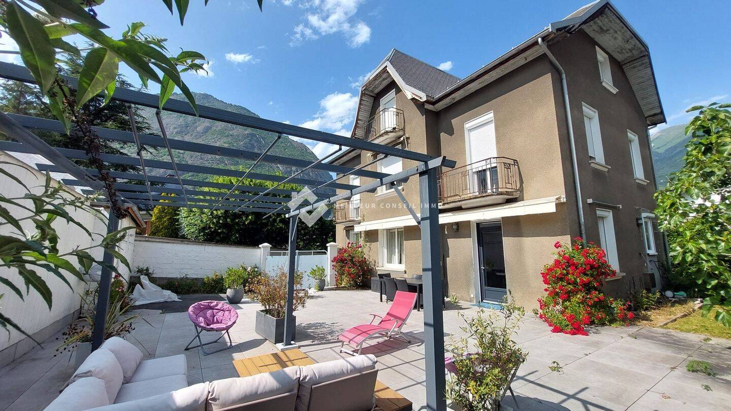 Maison 8 pièces 238 m² · à Saint-Jean-de-Maurienne · 238 m² · 2 800 €/mois