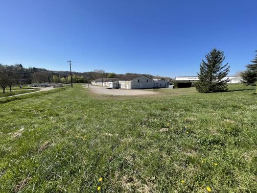 Local commercial à vendre 890 000 € 3 000 m² de surface de vente Hauterives 26390