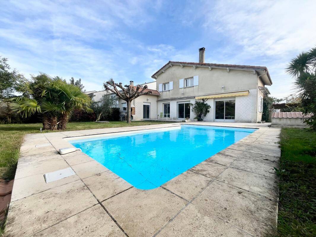 Maison 5 pièces 215 m² · à Mérignac · 215 m² · 2 500 €