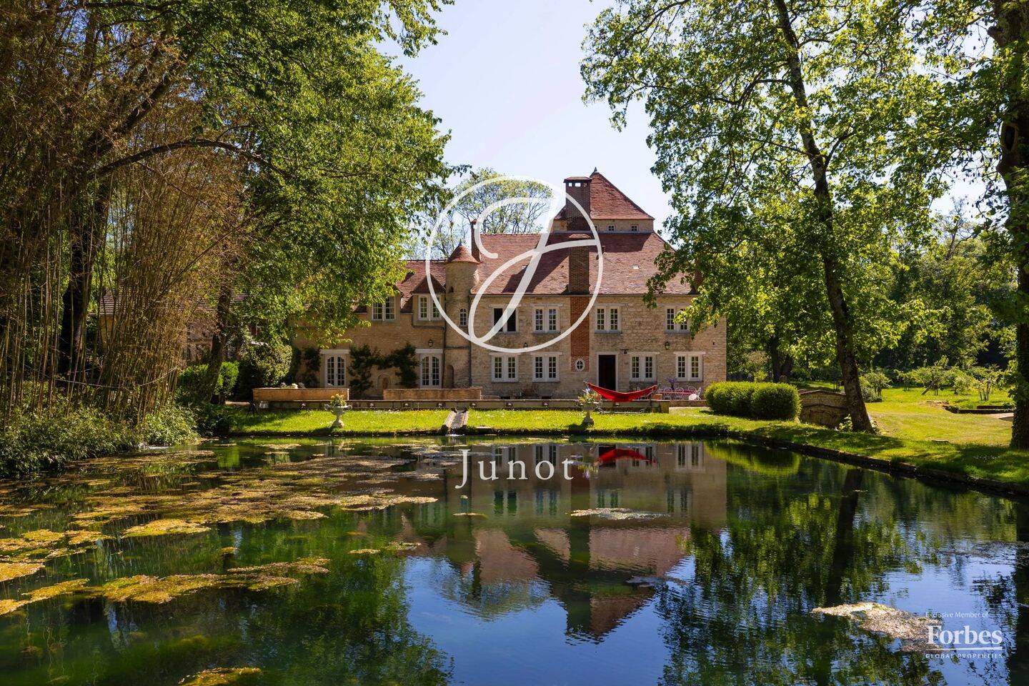 Maison 17 pièces 636 m² · à Vézelay · 636 m² · 1 390 000 €