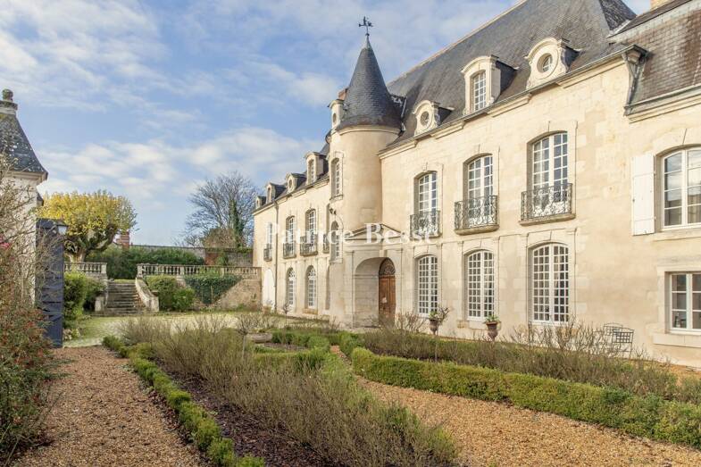Hôtel particulier à vendre 1 195 000 € 12 pièces 6 chambres 440 m² 3 699 m² de terrain Baugé 49150