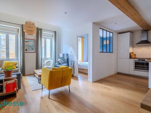 Appartement à vendre 349 900 € 3 pièces 2 chambres 62 m² Étage 2/3 Chartrons Bordeaux 33000