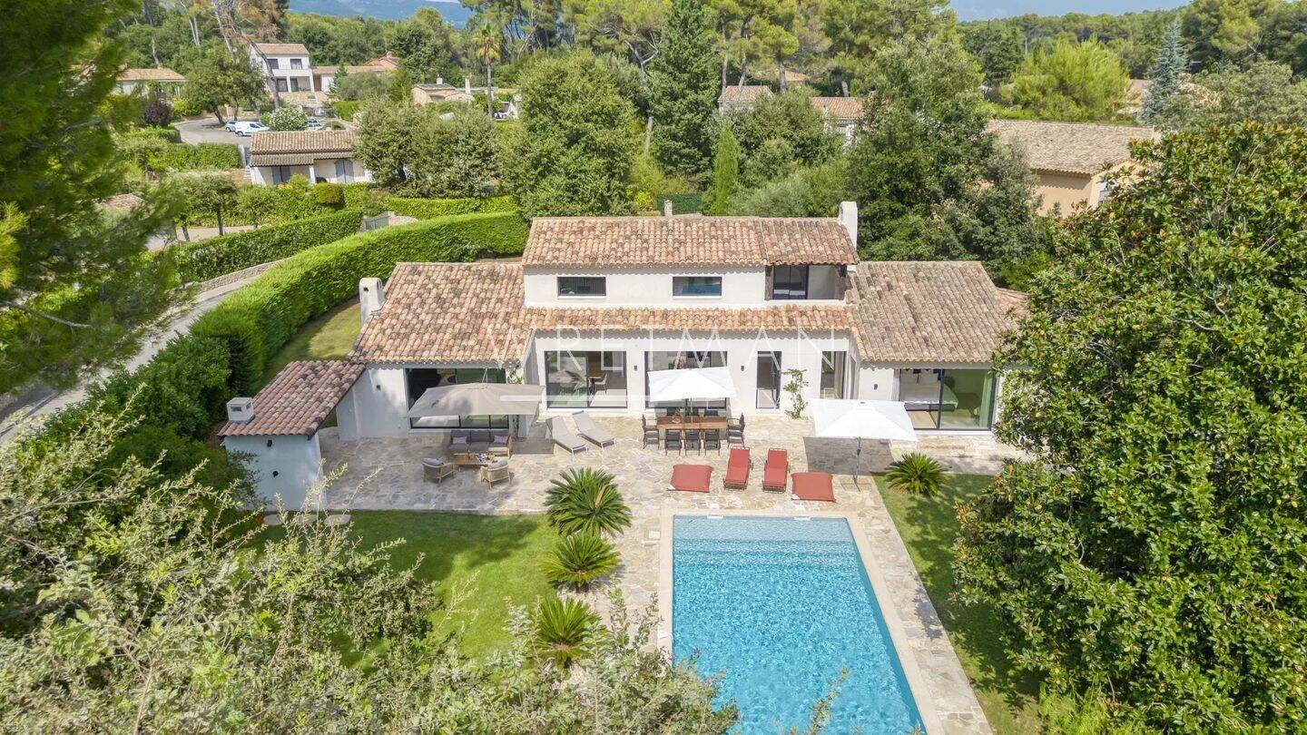 Maison 6 pièces 220 m² · à Roquefort-les-Pins · 220 m² · 2 290 000 €