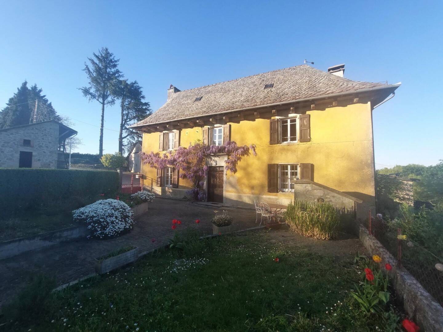 CORPS DE FERME SUR 1 Ha DE TERRAIN ENVIRON A 25 MN D'AURILLAC