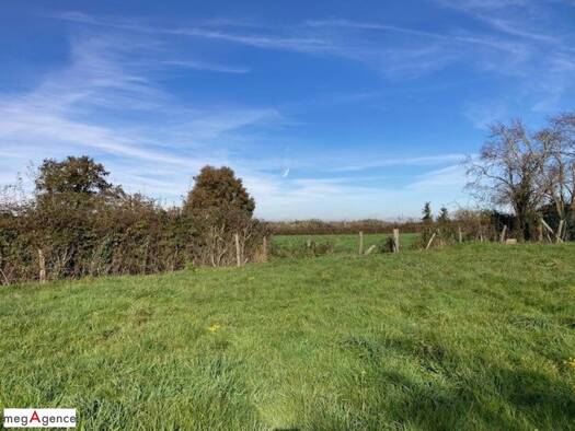 Terrain constructible à vendre 20 000 € 2 052 m² de terrain Saint-Gérand-le-Puy 03150