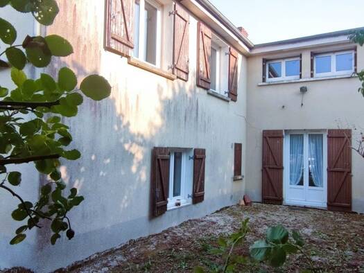 Maison à vendre 57 000 € 6 pièces 3 chambres 138,7 m² 1 007 m² de terrain Nérondes 18350