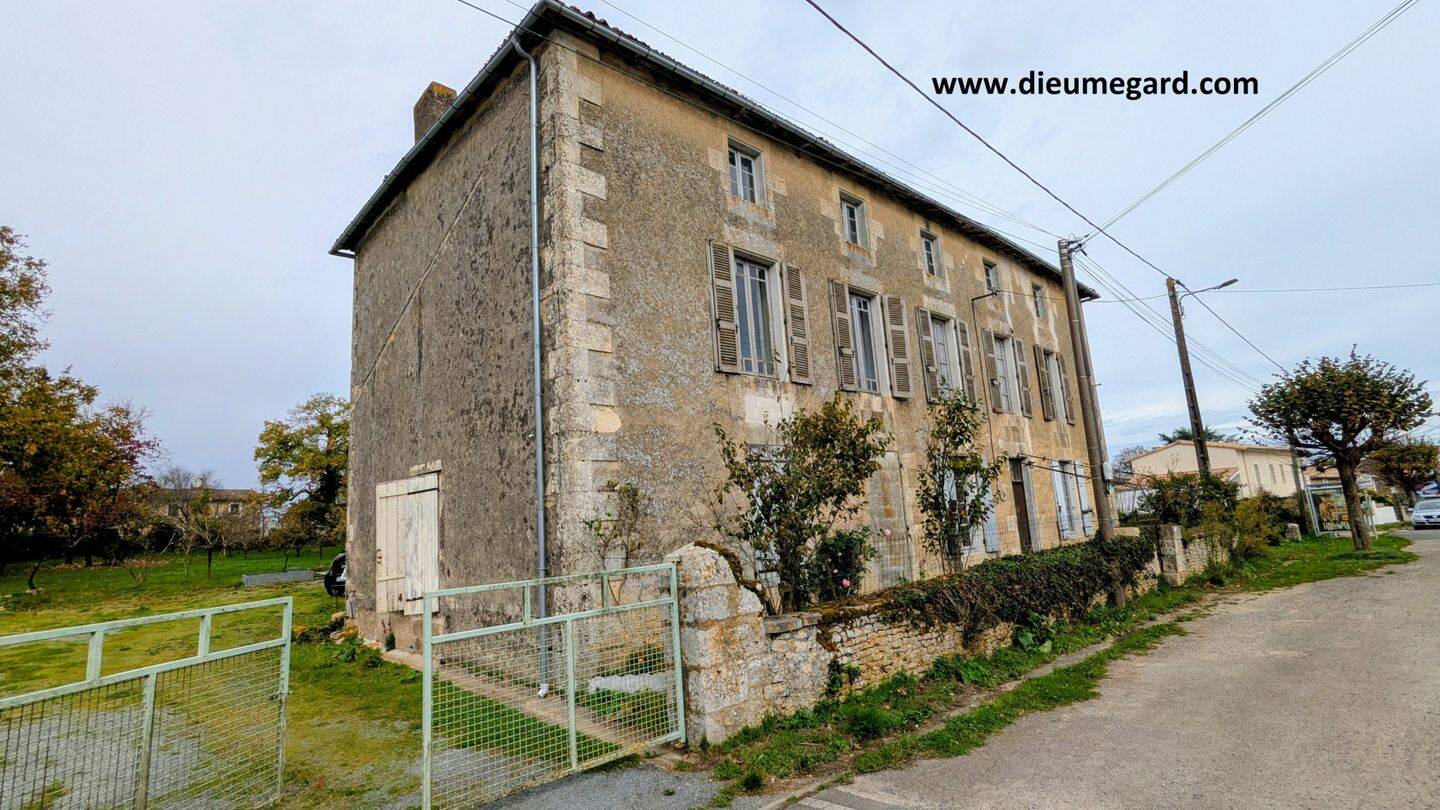 Maison 7 pièces 193 m² · à Azay-le-Brûlé · 193 m² · 84 800 €
