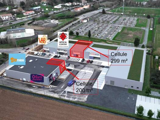 Local commercial à louer 3 165 € 299 m² de surface de vente Azay-le-Brûlé 79400