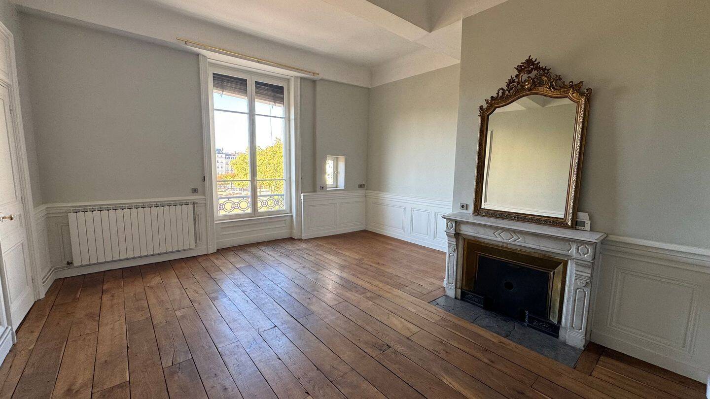 Appartement 2 pièces 103 m² · à Lyon 2ème Arrondissement · 102,7 m² · 1 350 €/mois