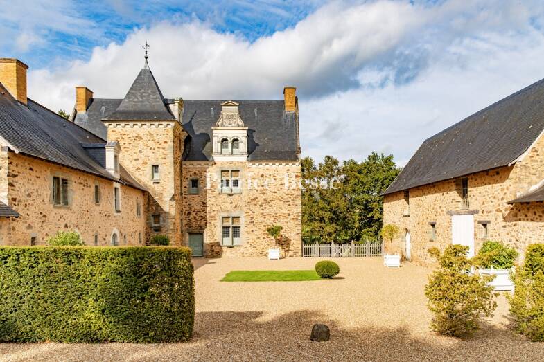 Château à vendre 1 490 000 € 16 pièces 7 chambres 517 m² 195 380 m² de terrain Château-Gontier 53200