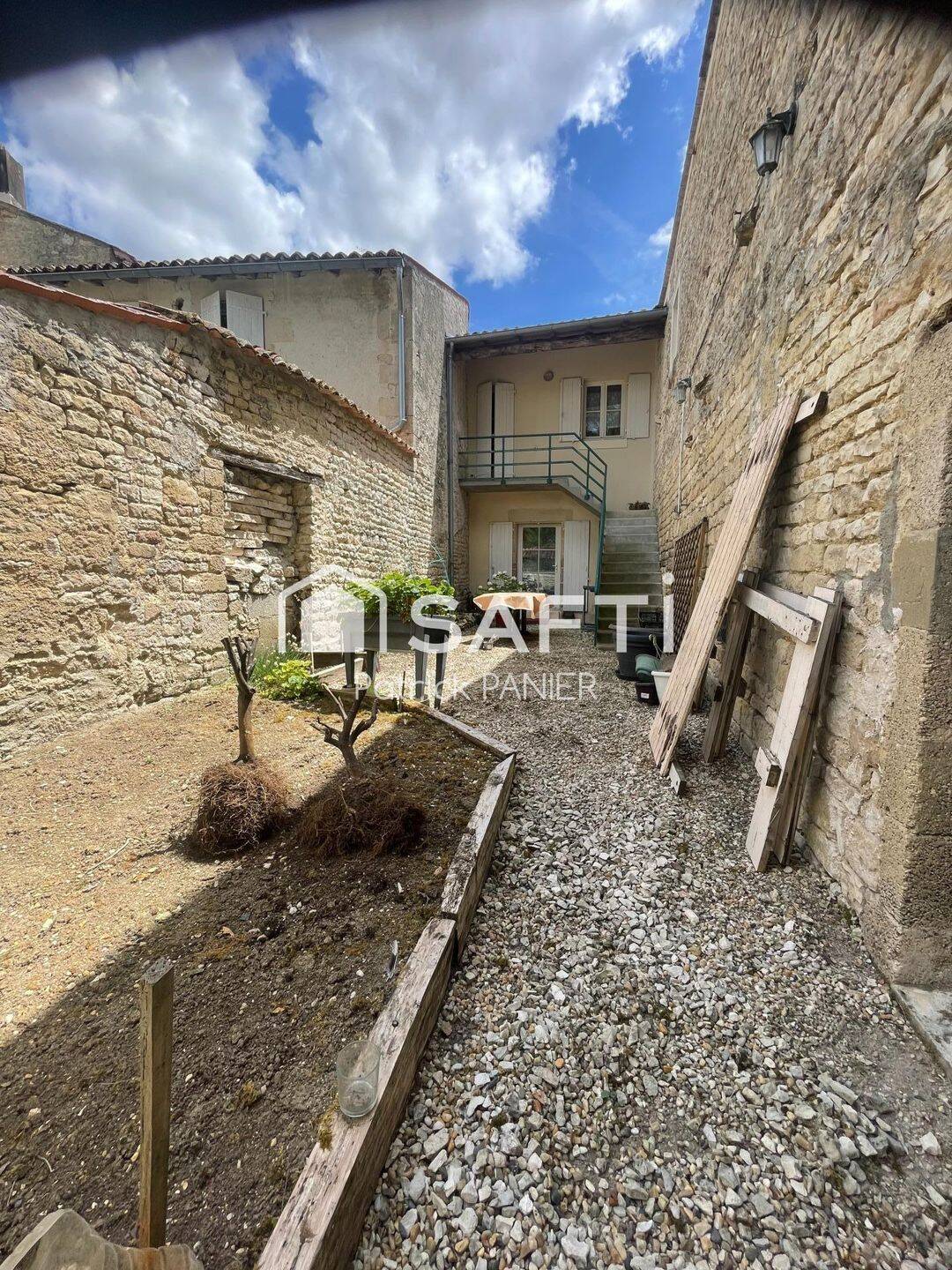 Maison 7 pièces 260 m² · à Dampierre-sur-Boutonne · 260 m² · 211 000 €