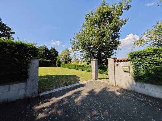 Terrain constructible viabilisé à vendre 190 000 € 981 m² de terrain Maringes 42140