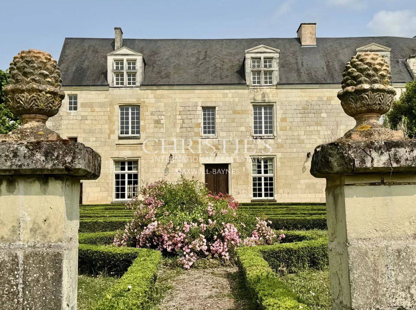 Maison 11 pièces 573 m² · à Chinon · 573 m² · 1 382 980 €