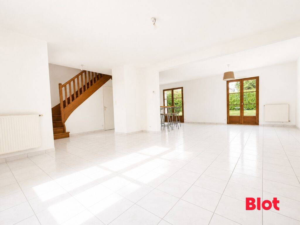 Maison 6 pièces 107 m² · à Saint-Jouan-des-Guérets · 107 m² · 393 750 €
