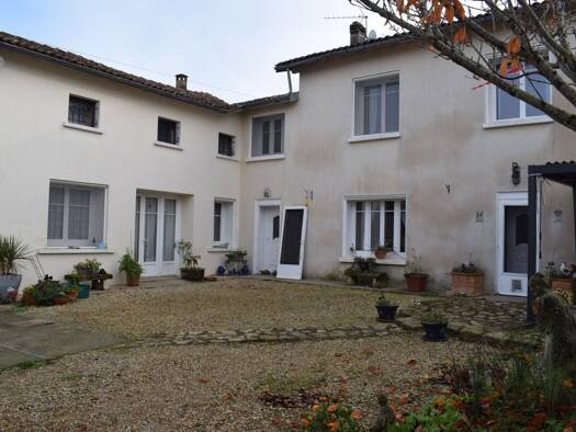 Maison à vendre 183 400 € 9 pièces 1 chambre 1 200 m² de terrain Souvigné 16240