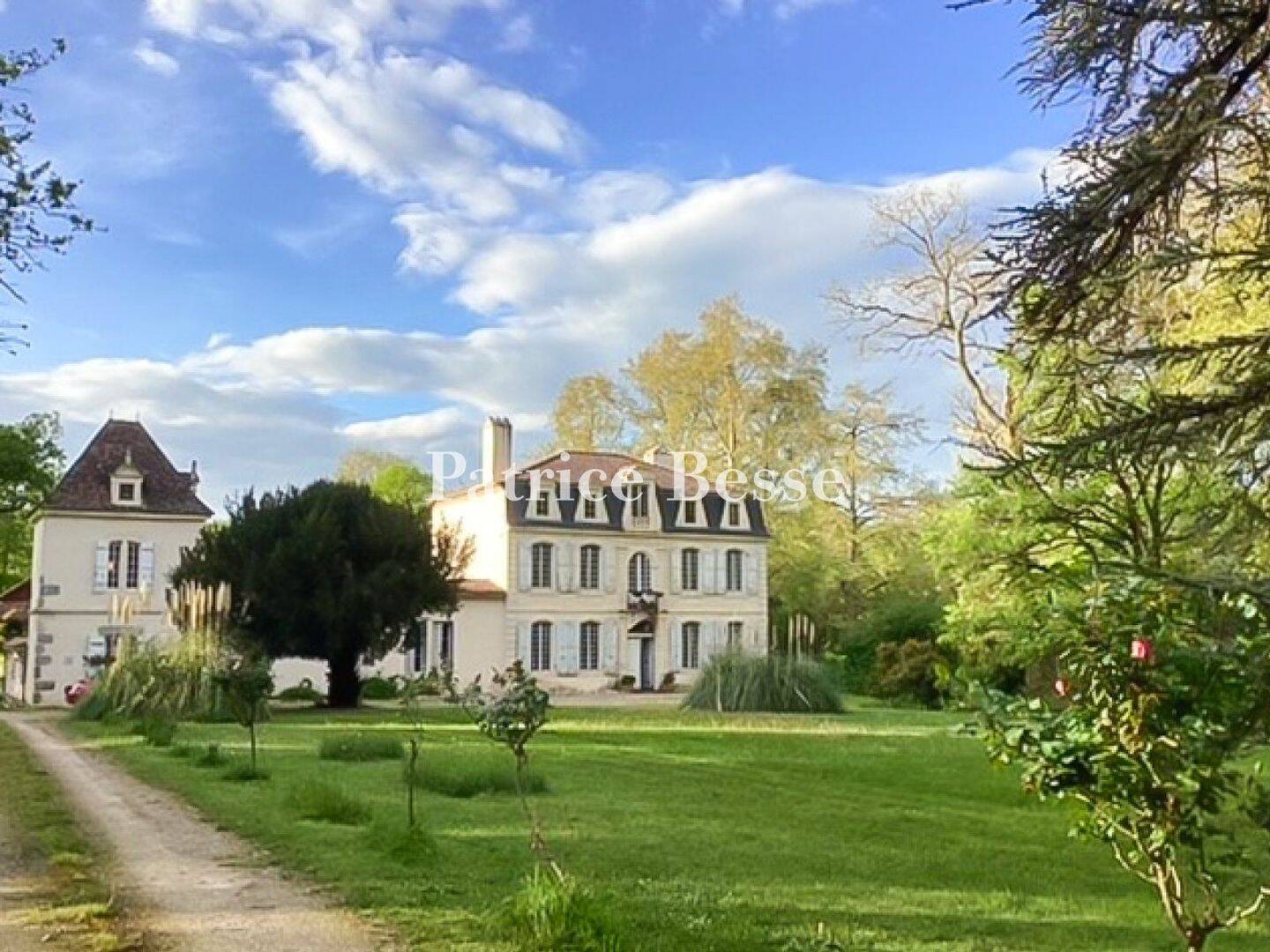 Maison 15 pièces 608 m² · à Aiguillon · 608 m² · 692 000 €