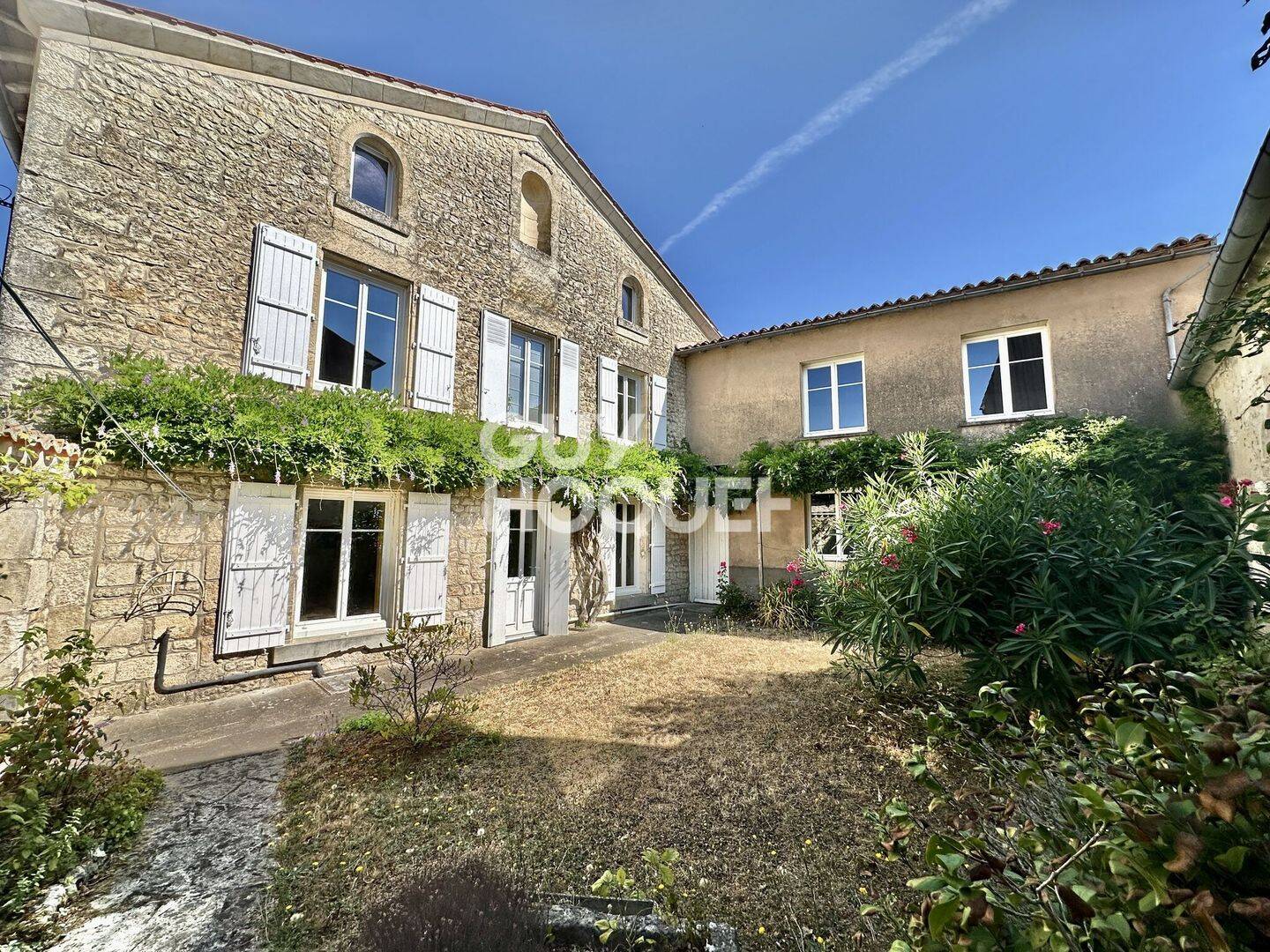 Maison 6 pièces 185 m² · à Fontenay-le-Comte · 185 m² · 242 400 €