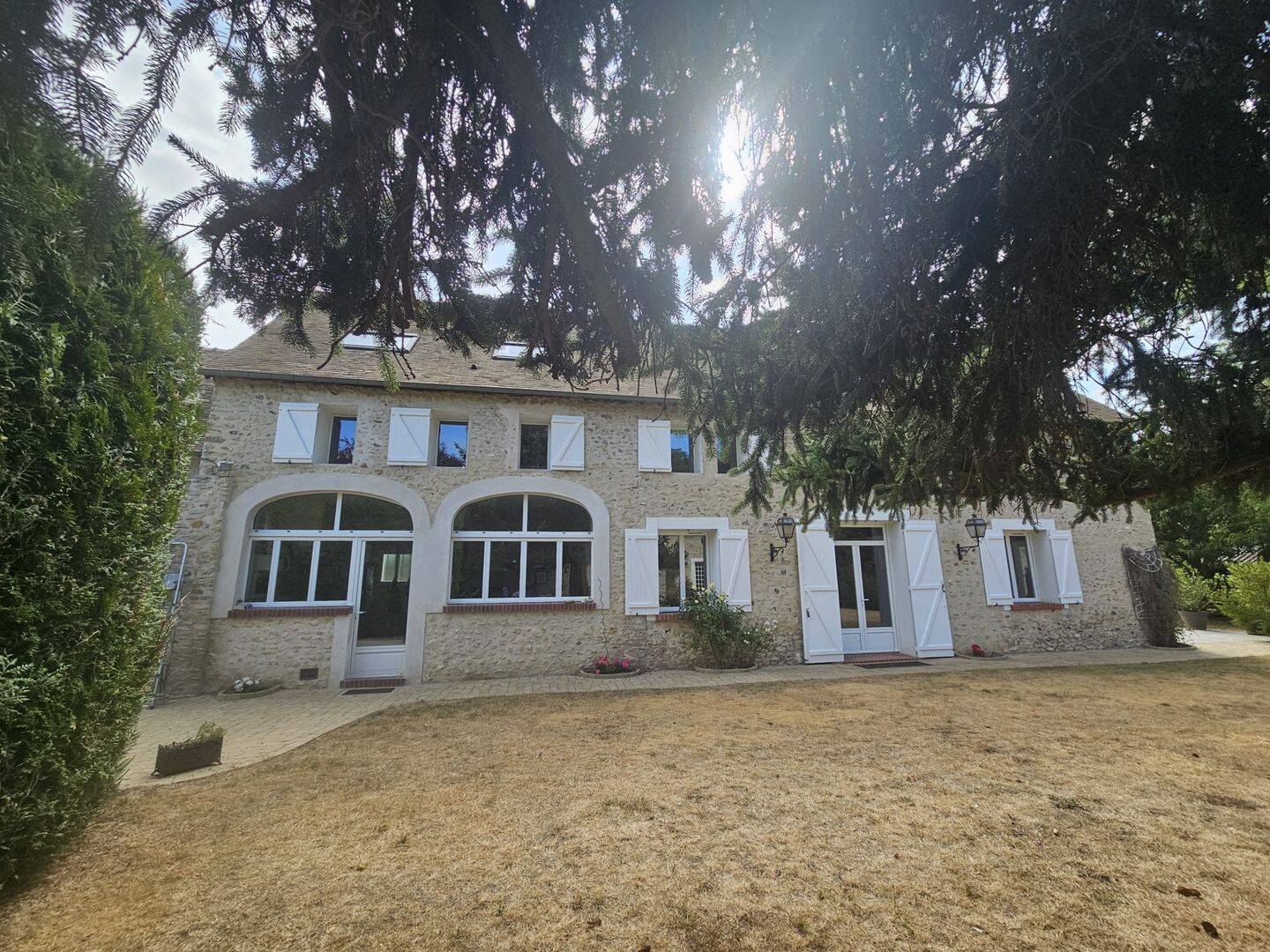 Maison 13 pièces 323 m² · à Ménilles · 323 m² · 795 000 €