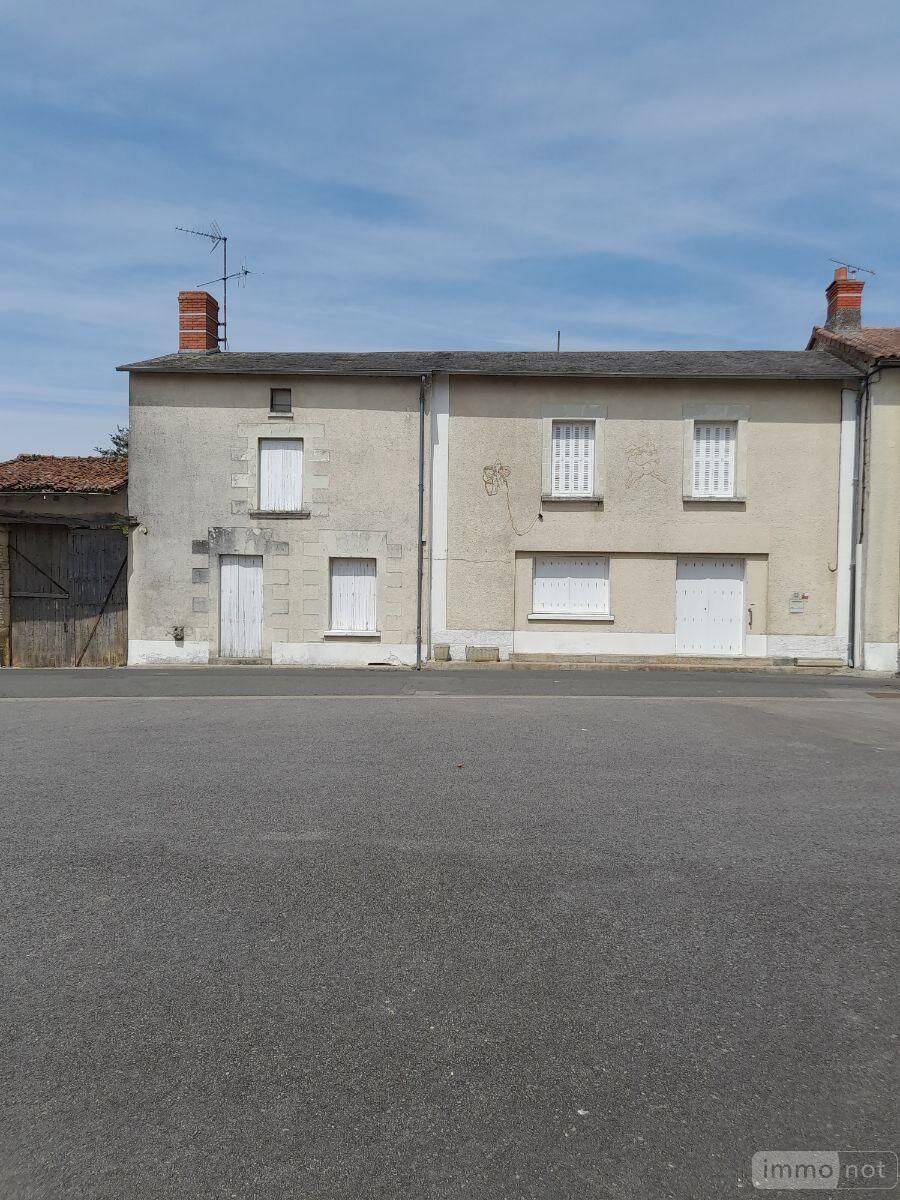 Maison 10 pièces 200 m² · à Saint-Jean-de-Sauves · 200 m² · 68 000 €