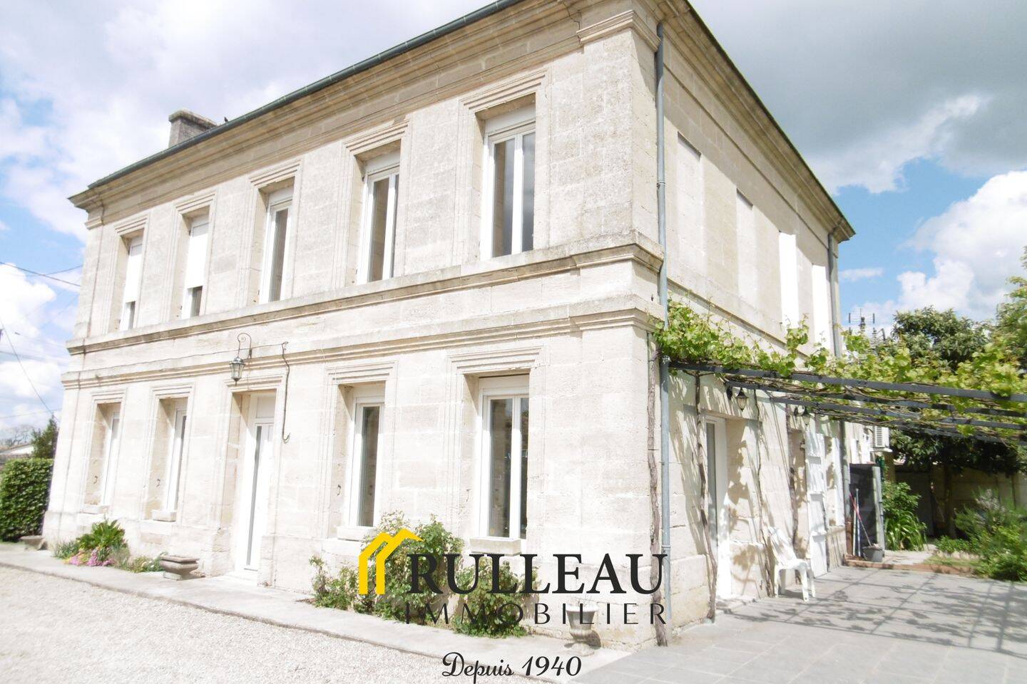 Maison 8 pièces 230 m² · à Ambarès-Et-Lagrave · 230 m² · 495 000 €