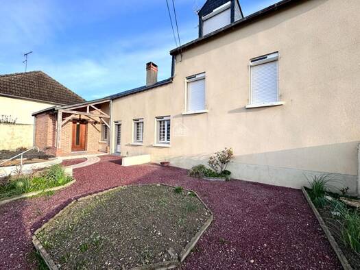 Maison à vendre 304 500 € 5 pièces 3 chambres 103 m² 1 300 m² de terrain Pillerie-Bootz Laval 53000