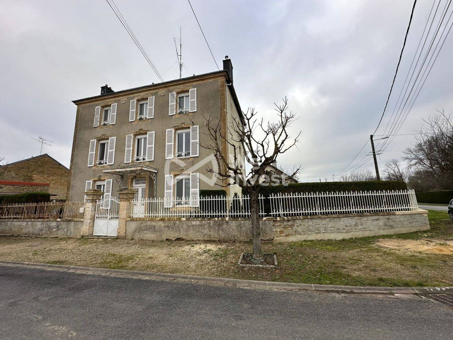 Maison 10 pièces 247 m² · à Carignan · 247 m² · 231 000 €