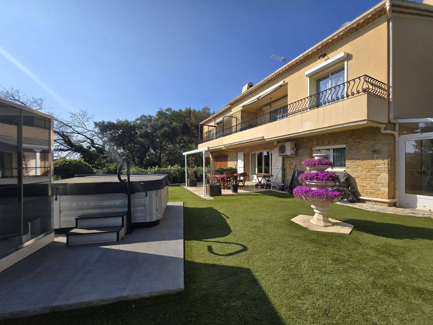 Maison 9 pièces 210 m² · à La Seyne-sur-Mer · 210 m² · 549 000 €