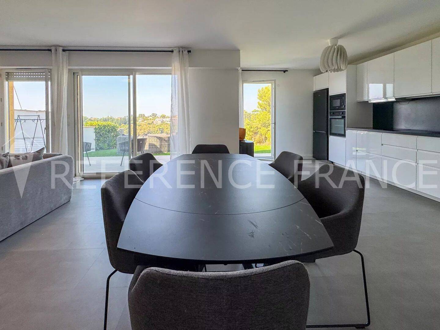 MAISON MITOYENNE. DISPONIBLE MAINTENANT. — 9