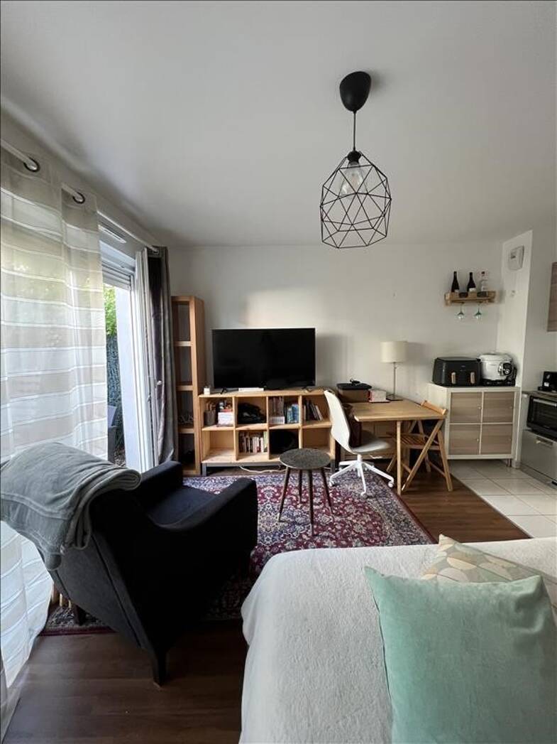 Appartement à louer 773 € 1 pièce 28 m² RDC disponible à partir du 02/06/2025 Biévre Poterne Massy 91300
