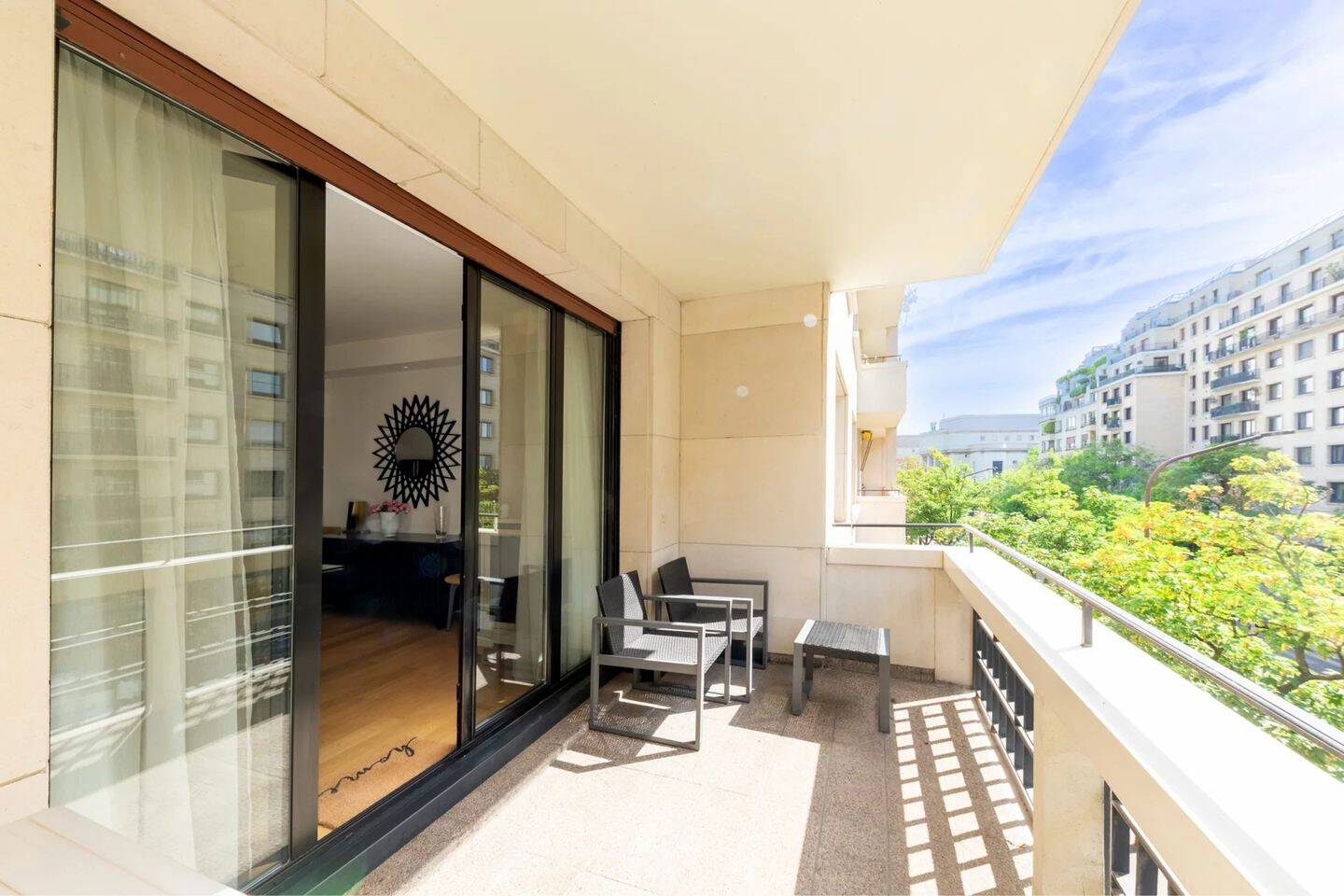 Appartement 4 pièces 127 m² · à Paris 16ème Arrondissement · 126,8 m² · 2 400 000 €