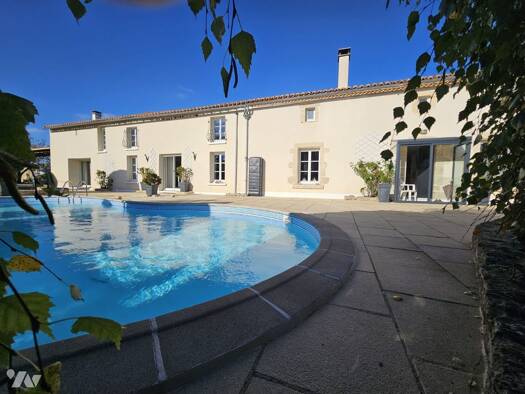 Maison à vendre 275 600 € 5 pièces 3 chambres 207 m² 883 m² de terrain Saint-Jouin-de-Marnes 79600