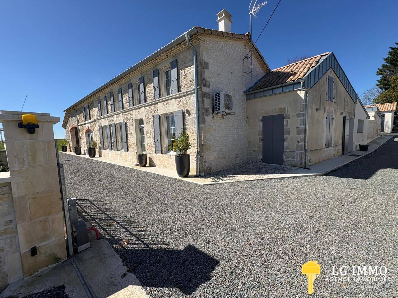 Maison 9 pièces 384 m² · à Épargnes · 384 m² · 875 500 €