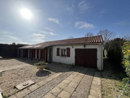 Maison de plain-pied à vendre 179 900 € 5 pièces 4 chambres 103 m² 419 m² de terrain Champ de Foire Cognac 16100