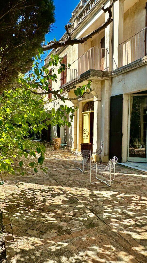 Maison 10 pièces 413 m² · à Villeneuve-lès-Avignon · 413 m² · 1 598 000 €