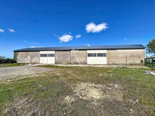 Local d'activités à vendre 213 500 € 650 m² d'espace de stockage Montilliers 49310