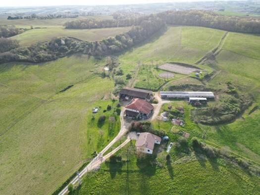 Maison à vendre 573 000 € 12 pièces 9 chambres 394 m² 42 070 m² de terrain Auch 32000