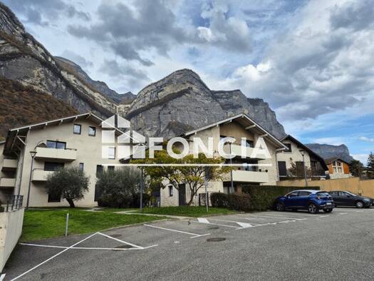 Appartement à louer 1 110 € 3 pièces 2 chambres 81,2 m² RDC/2 Fragnes-Village-Brocey-Croix des Ayes Crolles 38920