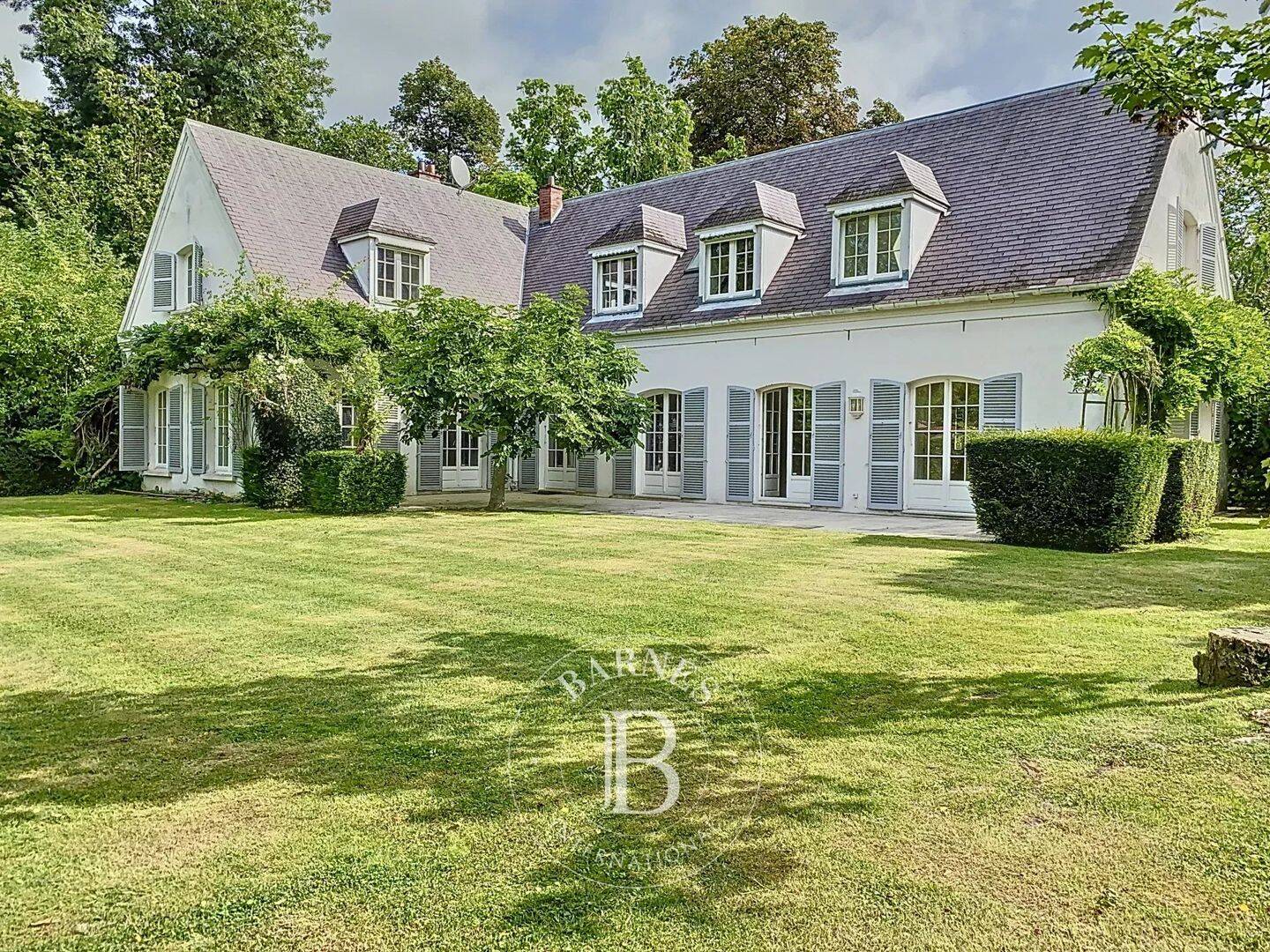 Maison 8 pièces 250 m² · à Marnes-la-Coquette · 250 m² · 6 900 €/mois