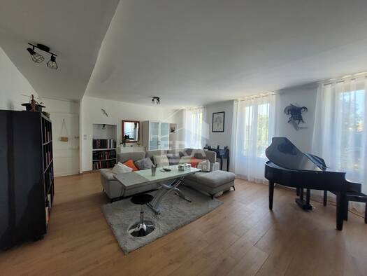 Duplex à vendre 189 000 € 3 pièces 2 chambres 108 m² Étage 2/3 Centre Vidauban 83550