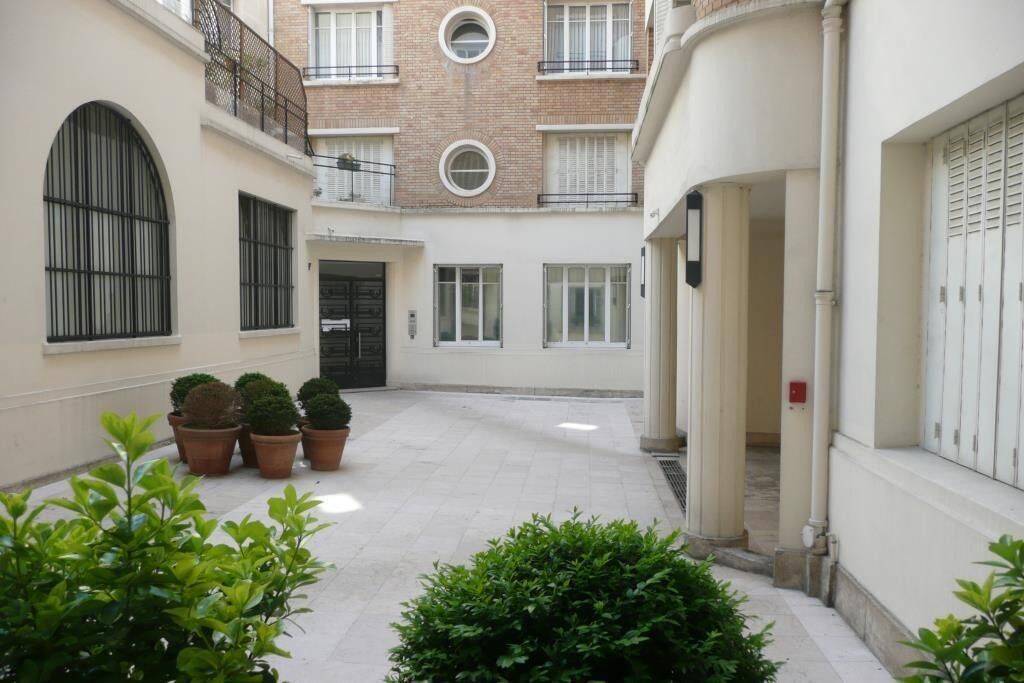 Appartement 3 pièces 57 m² · à Paris 16ème Arrondissement · 57 m² · 1 990 €