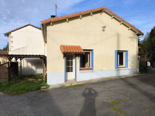 Maison de plain-pied à vendre 57 000 € 3 pièces 2 chambres 62 m² 1 412 m² de terrain Roumazières-Loubert 16270