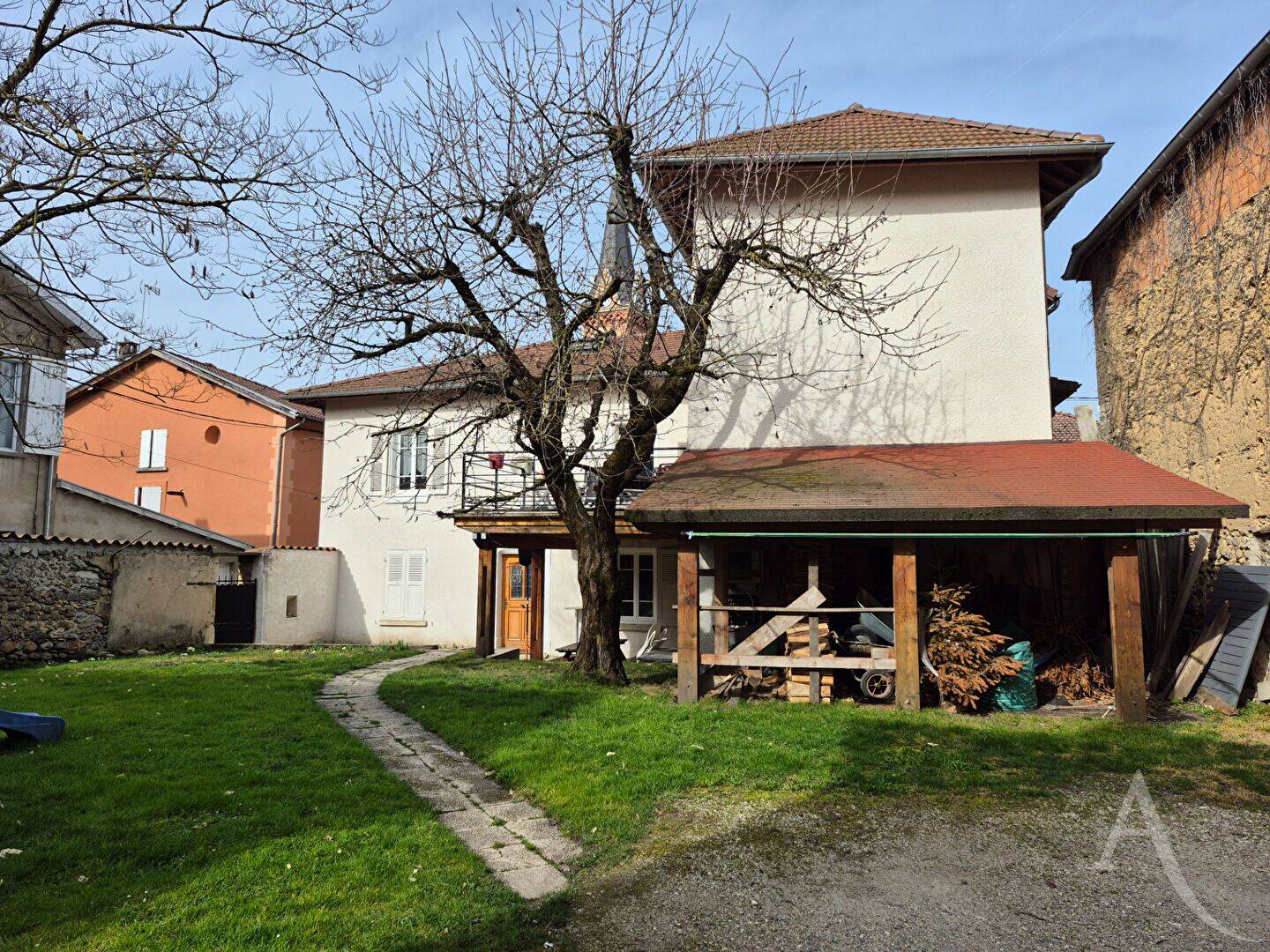 Maison 9 pièces 260 m² · à Saint-Étienne-de-Saint-Geoirs · 260,1 m² · 350 000 €